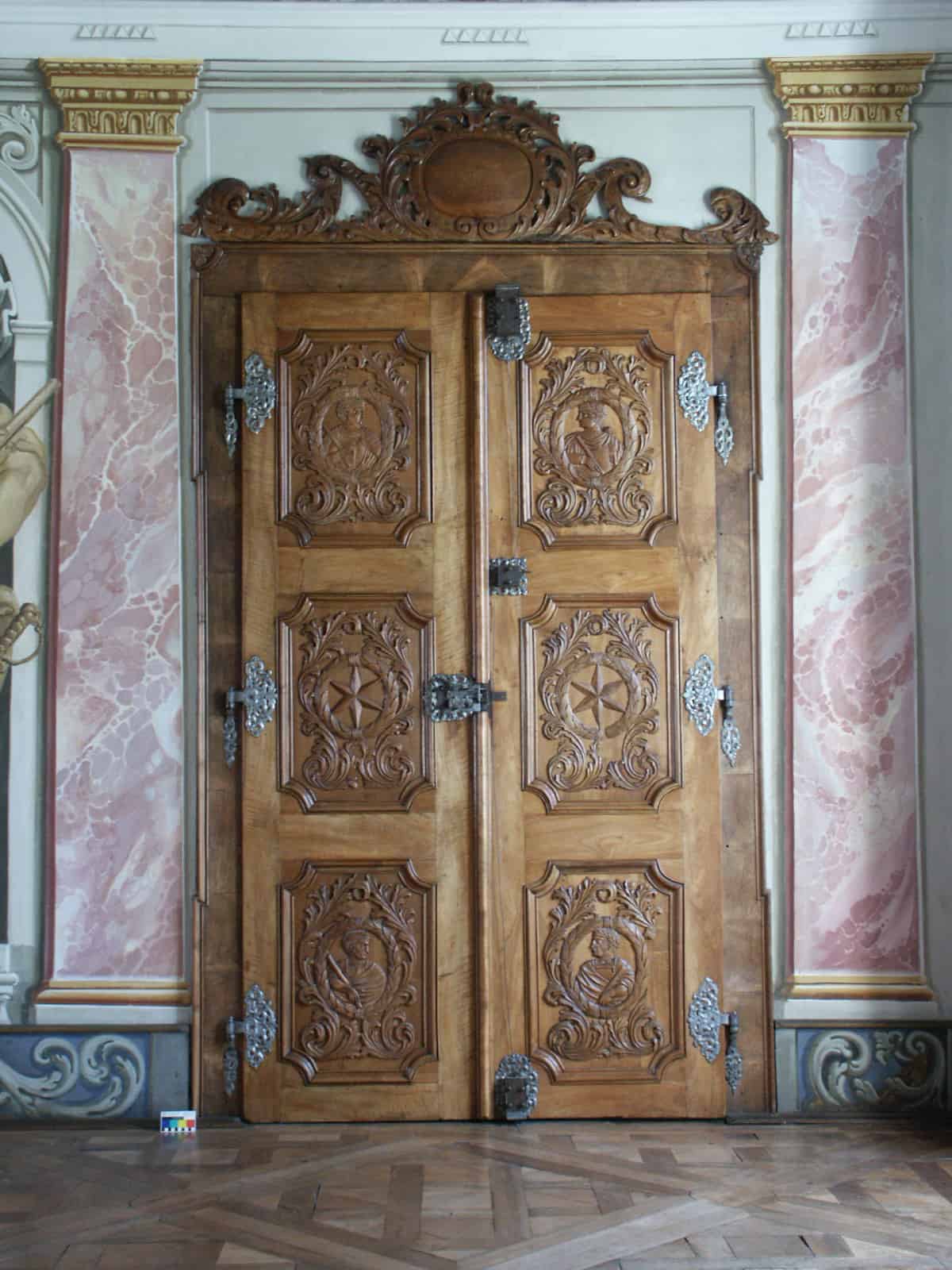 Eine große Tür zum restaurieren